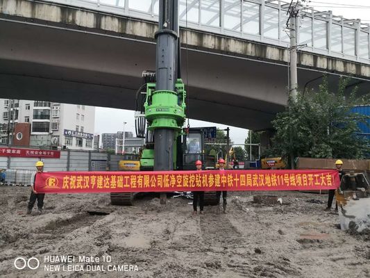 Χαμηλή μέγιστη τρυπώντας με τρυπάνι διάμετρος 2000mm μέγιστο βάθος 35m μηχανών KR300DS εγκαταστάσεων γεώτρησης διατρήσεων ελεύθερων υψών περιστροφική υδραυλική συσσωρεύοντας διάτρυσης