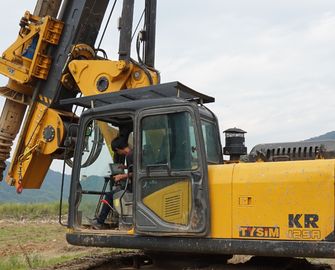 KR80A 28 τρυπώντας με τρυπάνι μηχανή εγκαταστάσεων γεώτρησης βάθους μ καλά υδραυλική περιστροφική τρυπώντας συσσωρεύοντας με την ταχύτητα περιστροφής 8~30 περιστροφών/λεπτό
