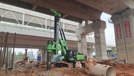 Χαμηλή μέγιστη τρυπώντας με τρυπάνι διάμετρος 2000mm μέγιστο βάθος 35m μηχανών KR300DS εγκαταστάσεων γεώτρησης διατρήσεων ελεύθερων υψών περιστροφική υδραυλική συσσωρεύοντας διάτρυσης